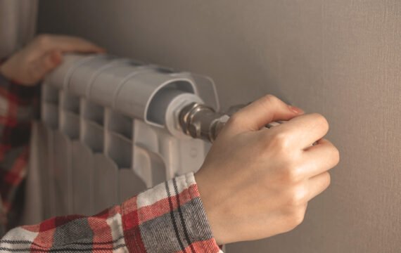 Photo d'un artisan effectuant les réglages d'un radiateur à eau