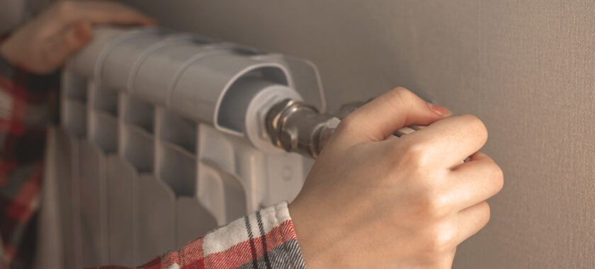 Photo d'un artisan effectuant les réglages d'un radiateur à eau