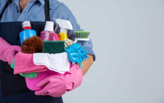 Photo d'un homme de ménage avec des produits dans les mains