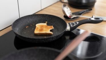 Photo d'une plaque de cuisson avec un plat en train de chauffer