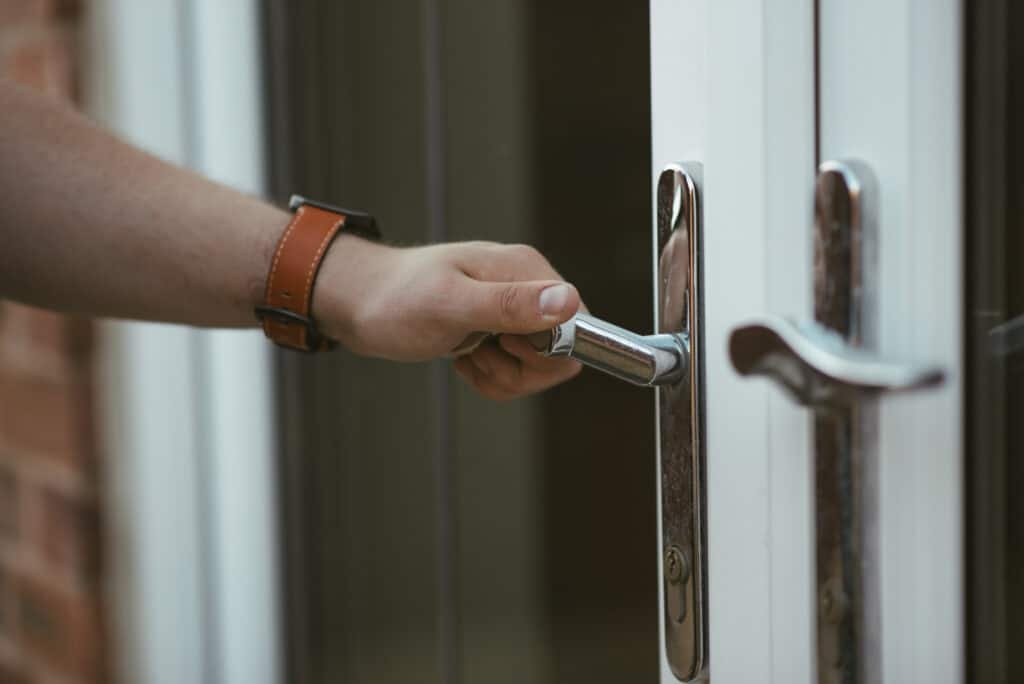 Photo d'une personne qui ouvre une porte